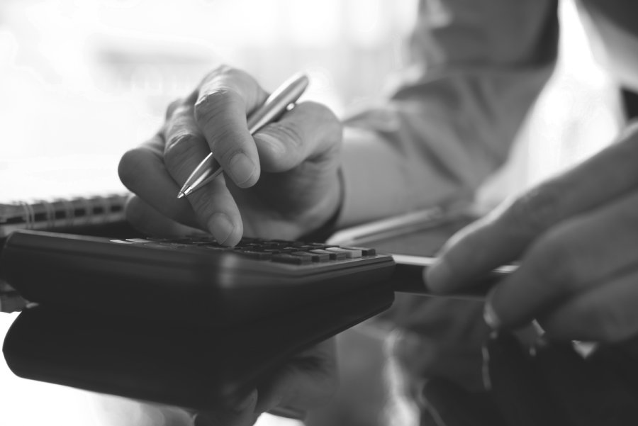 Cómo calcular y reclamar los intereses y comisiones indebidas en una reclamación bancaria en España